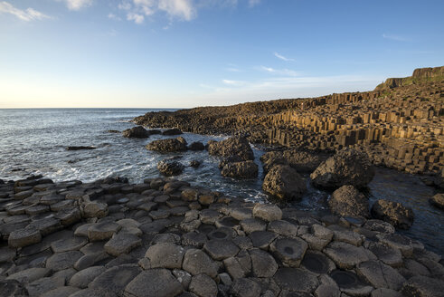Vereinigtes Königreich, Nordirland, Grafschaft Antrim, Blick auf die Causeway-Küste, Giant's Causeway - ELF001701