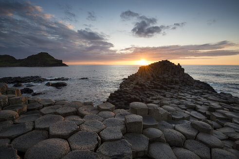 Vereinigtes Königreich, Nordirland, Grafschaft Antrim, Blick auf die Causeway-Küste, Giant's Causeway bei Sonnenuntergang - ELF001702