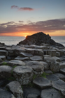Vereinigtes Königreich, Nordirland, Grafschaft Antrim, Blick auf die Causeway-Küste, Giant's Causeway bei Sonnenuntergang - ELF001703