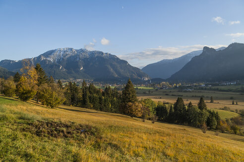 Deutschland, Oberammergau, Blick vom Feuchtenrain auf die Stadt mit Pulvermoos, Laber und Kofel im Hintergrund - TCF004919