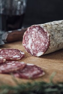 In Scheiben geschnittene Salami auf Schneidebrett - IPF000265