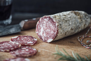 In Scheiben geschnittene Salami auf Schneidebrett - IPF000266