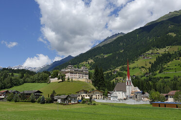 Italien, Südtirol, Mareit im Ridnauntal, Schloss Wolfsthurn und Kirche St. Pankratius - LB001276