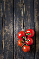 Bunch tomatoes on dark wood - CSF026637