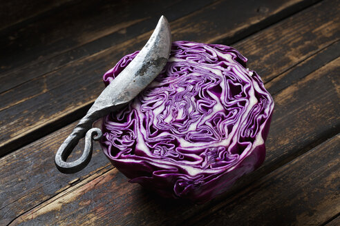 Halber Rotkohl und Messer auf dunklem Holz - CSF026682