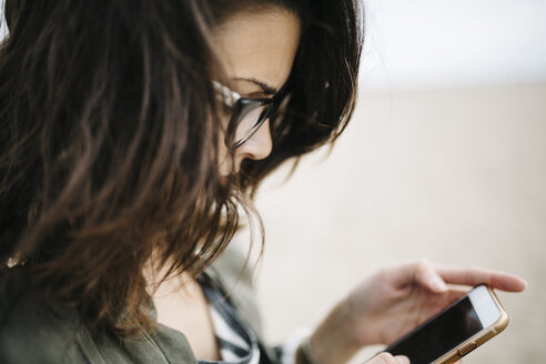 Junge Frau mit Smartphone, Nahaufnahme - JRFF000171