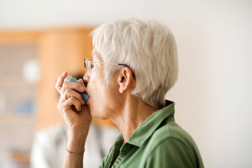 Weißhaarige Seniorin mit Inhalator - SGF001940