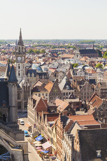 Belgien, Gent, Altstadt, Stadtbild mit Gildehäusern und Glockenturm des alten Postamtes - WDF003356