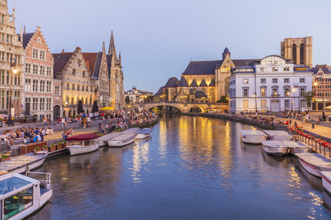 Belgien, Gent, Altstadt, Korenlei und Graslei, historische Häuser am Fluss Leie in der Abenddämmerung, lizenzfreies Stockfoto