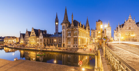 Belgien, Gent, Altstadt, historische Häuser am Fluss Leie und Brücke Sint-Michielsplein zur blauen Stunde - WDF003377