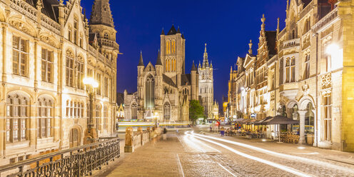 Belgien, Gent, Altstadt, Kornmarkt, altes Postamt, St.-Nikolaus-Kirche und Belfort bei Nacht - WDF003381
