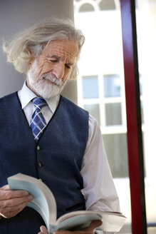 Seniorprofessor mit Buch in der Hand - RMAF000169