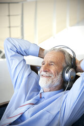 Älterer Mann mit Kopfhörern, der Musik hört - RMAF000179