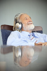 Älterer Mann mit Kopfhörern, der Musik hört - RMAF000180