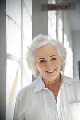 Porträt einer weißhaarigen älteren Frau - RMAF000196