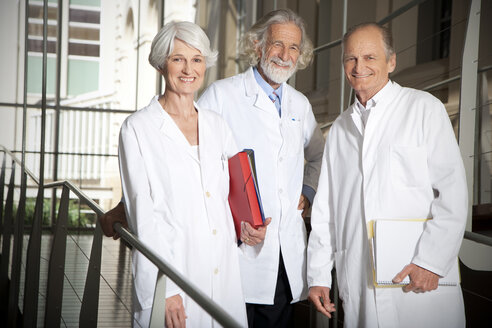 Drei Senioren in Laborkitteln an der Universität - RMAF000201