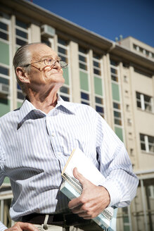 Senior mit Lehrbuch, der an der Universität studiert - RMAF000202