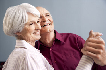 Glückliches Seniorenpaar beim Tanzen - RMAF000213