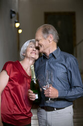 Seniorenpaar feiert mit Champagner - RMAF000215