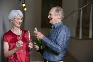 Seniorenpaar feiert mit Champagner - RMAF000216