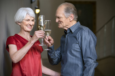 Seniorenpaar feiert mit Champagner, lizenzfreies Stockfoto