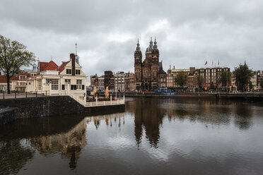 Niederlande, Amsterdam, Blick auf Amstel und Sint-Nicolaaskerk - EVGF002488