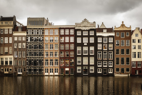 Niederlande, Amsterdam, Häuserzeile an einer Gracht, lizenzfreies Stockfoto