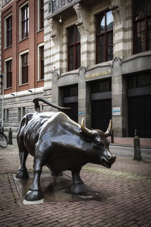 Niederlande, Amsterdam, Stier vor dem ehemaligen Börsengebäude Beurs van Berlage - EVGF002498