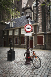 Niederlande, Amsterdam, Fahrrad an Straßenlaterne in De Wallen - EVGF002499