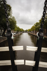 Niederlande, Amsterdam, Magere Brug, traditionelle Holzbrücke - EVGF002500