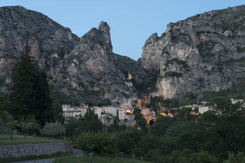 Frankreich, Alpes-de-Haute-Provence, Blick auf das Dorf Moustiers-Sainte-Marie am Abend - MKFF000256