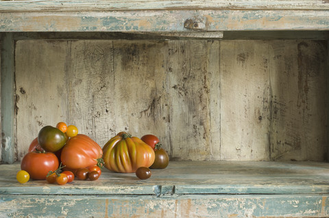 Verschiedene Tomaten auf dem Küchenschrank, lizenzfreies Stockfoto