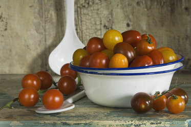 Different tomatoes in bowl - ASF005717