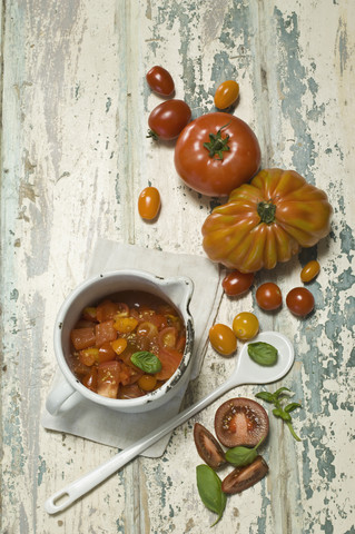 Verschiedene Tomaten, Tomatensugo im Topf, lizenzfreies Stockfoto