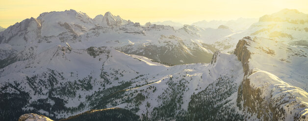 Sonnenaufgang in den italienischen Alpen im Winter - GIOF000422