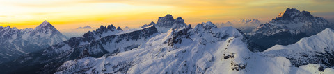 Sonnenaufgang in den italienischen Alpen im Winter, lizenzfreies Stockfoto
