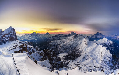 Italienische Alpen im Winter bei Sonnenuntergang - GIOF000432