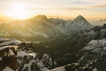 Italienische Alpen im Winter bei Sonnenuntergang - GIO000434