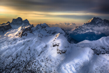 Italienische Alpen im Winter bei Sonnenuntergang - GIOF000435