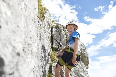 Österreich, Tirol, Rofangebirge, Junge beim Klettern - JEDF000266