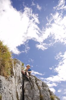 Austria, Tyrol, Rofan mountains, boy climbing - JEDF000267