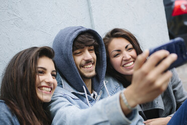 Three friends taking a selfie with cell phone - GIOF000436