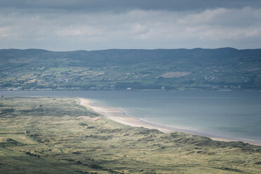Nordirland, Grafschaft Derry, Blick vom Strand von Benone auf die Halbinsel Inishowen - ELF001710