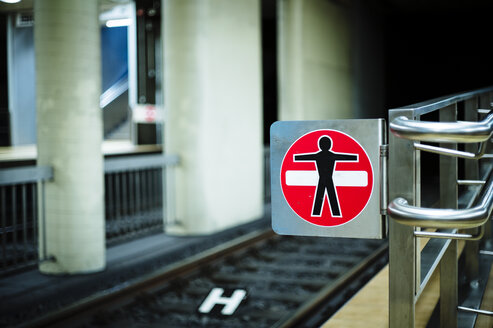 Verbotsschild am Bahnsteig einer U-Bahn-Station - DASF000015