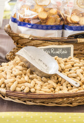 Frankreich, Bormes-les-Mimosas, Erdnüsse auf dem Straßenmarkt - JUNF000445