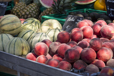 France, Bormes-les-Mimosas, fruit stall - JUNF000447