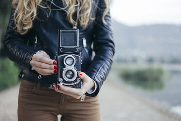 Woman using vintage camera - JPF000065