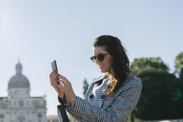 Italien, Vicenza, lächelnde Frau, die ein Selfie mit Handy macht - GIOF000460