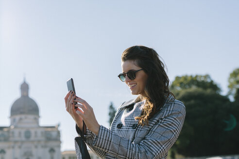 Italien, Vicenza, lächelnde Frau, die ein Selfie mit Handy macht - GIOF000460