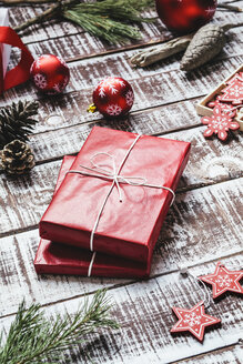 Rote Weihnachtsgeschenke und Weihnachtsdekoration - AKNF000027